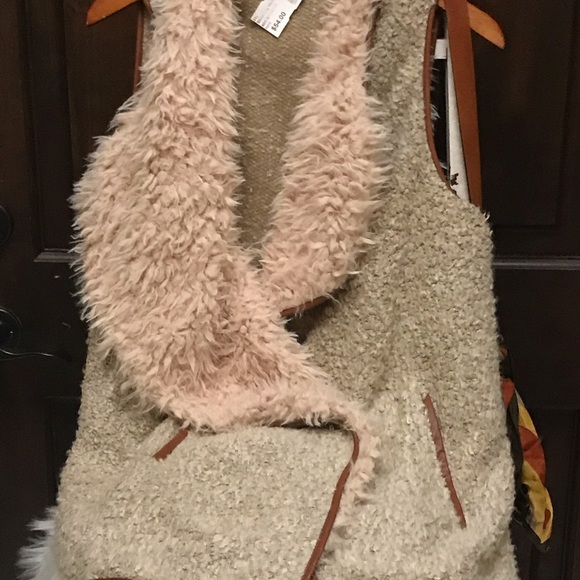 ✨👗✨ NWT Vest only - Picture 8 of 8